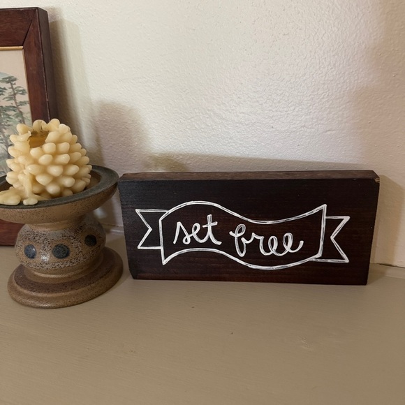 Set Free Wooden Decor Sign - Picture 3 of 3